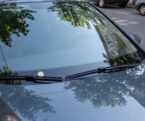 Ai găsit o monedă pe parbriz? Ce poate însemna și de ce nu ar trebui să cobori imediat din mașină