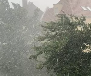 Ploi torențiale, grindină și vijelii în 34 de județe și București. Harta zonelor care rămân sub alertă de căldură extremă până vineri dimineață