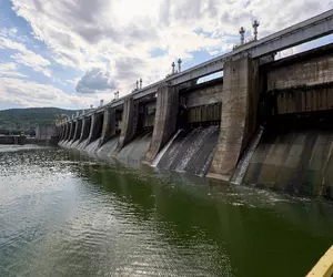 Cine produce și cine consumă energia electrică, în România. Populația folosește doar o treime, chiar când consumul în case e maxim