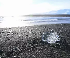 Plaja cu nisip negru din Islanda, plină de „diamante” uriașe, pe care trebuie să o vezi măcar o dată în viață