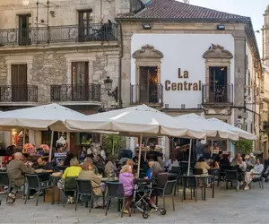 Barurile și restaurantele din Spania vor percepe de miercuri un supliment de 10 cenți. Ce prevede noua regulă