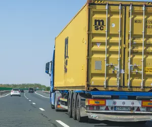 Restricţii de circulaţie pentru TIR-uri pe drumurile naționale și autostrăzile din șapte județe. Ce trebuie să știe șoferii