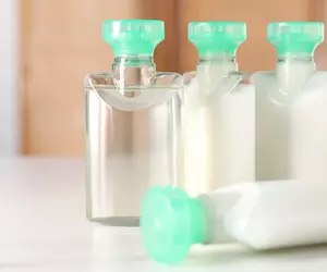 Noile reguli UE pentru ambalaje au intrat în vigoare. Ce se schimbă pentru produsele de unică folosință și cum sunt vizate „substanțele chimice eterne”
