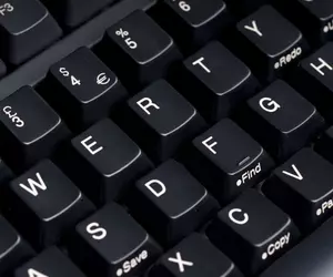 De ce tasta „Q” e în colțul din stânga sus al tastaturii: istoria unei mari erori de design care a dus la formatul pe care-l folosim în fiecare zi