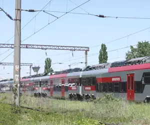 21 de trenuri noi zac nefolosite în soare, în Gara Obor. Soluția: Ministerul Transporturilor a bătut palma cu PESA. Când intră în circulație primele rame electrice și ce rute vor acoperi