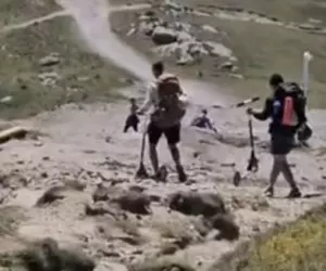Doi turiști, filmați cu trotinetele pe Platoul Bucegi, au atras valuri de ironii: „Pe Jepii Mici le-au încercat?”