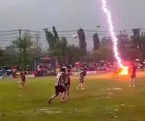 Tragedie! Fotbalistul a murit pe loc, după ce a fost lovit de fulger