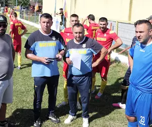 „Era să ne bage mortu-n casă înainte de final!”. Cum arată o duminică în Liga 6 Prahova: ședință aprinsă în vestiar, imnul și „Dragonul”
