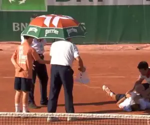 Scene dramatice la Roland Garros! A câștigat meciul turneului, dar nu s-a mai putut ridica de pe zgură