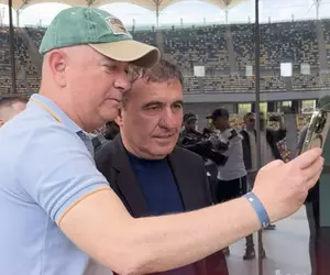 Cine e fostul fotbalist care s-a pozat cu Gică Hagi la evenimentul FRF de astăzi: au intrat în vestiarul Stelei în aceeași zi