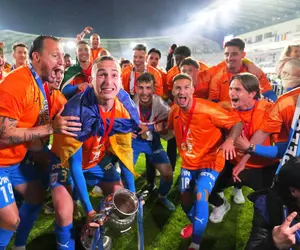 În timp ce Craiova sărbătorea triumful din Cupă, fotoreporterul GSP a surprins o imagine extraordinară cu Nistor și Chipciu