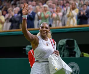 Serena Williams, învinsă în primul tur la Wimbledon pe tabloul de simplu după o bătălie de trei seturi