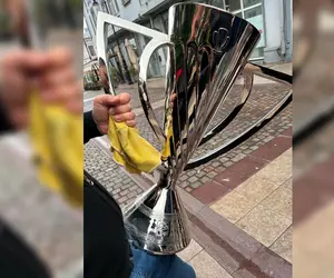 Scandal la Craiova înaintea „finalei” la titlu » Liderul galeriei de la FCU susține că a furat trofeul » Superliga a replicat imediat: „Stați liniștiți!”