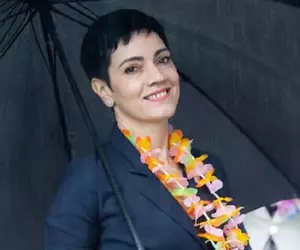 O recunoști? Este femeia care stă de 20 de ani în spatele președintilor României. dar puțini știu unde s-a născut. Așa a început cariera ei