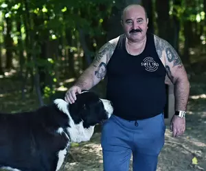 Cum arată vila lui Nuțu Cămătaru din Ferentari. Imagini cu proprietatea unde cresc canguri, cămile și cai de competiție