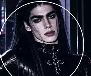 Azi e unul dintre cei mai cunoscuți bărbați din România, vorbește și despre politică și apare des la TV, dar în tinerețe participa adesea la show-uri în travesti. Uită-te bine la poză, îl recunoști? Ți-ai dat seama cine e? FOTO