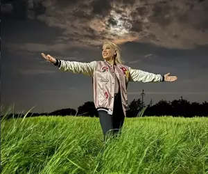 Felicitări! Vedeta noastră este gravidă pentru prima oară la 42 de ani! Logodnicul e muuult mai tânăr ca ea! ”Sunt însărcinată, NU suntem însărcinați!