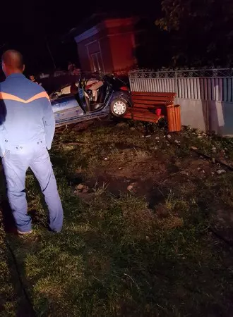 Adolescent ucis într-un accident în Singureni, județul Giurgiu. Mașina s-a izbit violent de un stâlp (2)