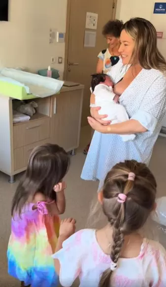 Laura Cosoi și cele cinci fetițe (2)