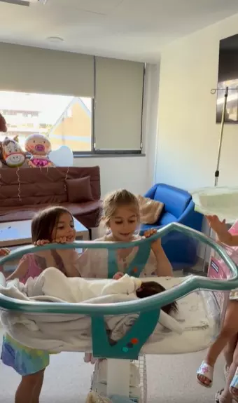 Laura Cosoi și cele cinci fetițe (5)