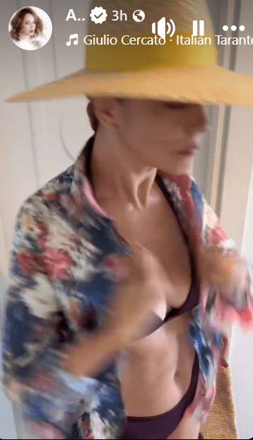 Andreea Marin capri