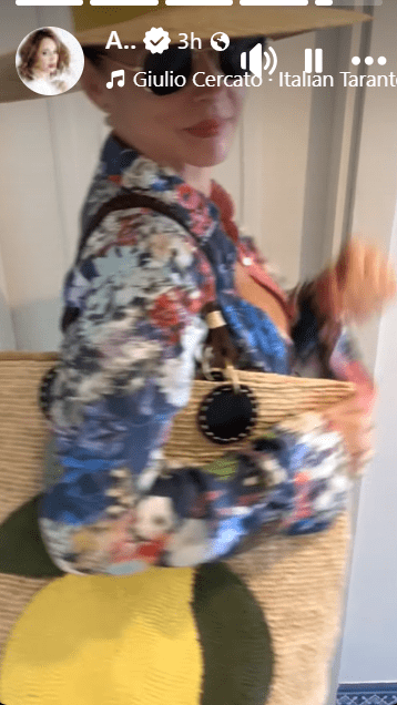 Andreea Marin costum din doua piese