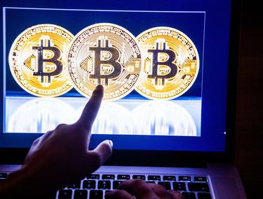 Criptomoneda bitcoin a depasit de dolari, cel mai ridicat nivel din ultimii doi ani