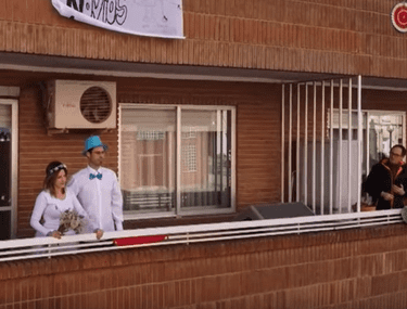 VIDEO | Căsătorie în balcon, în plină pandemie