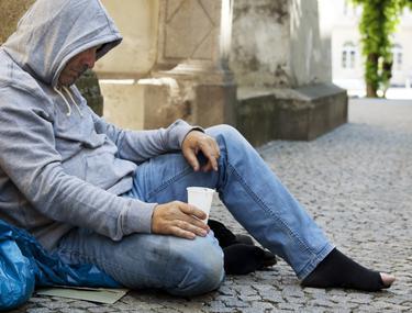 A homeless man, with 100,000 euros in his account, died of the cold on the streets of Milan.  Another fortune found by the police