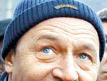 O Creatoare De Moda Va Lansa Fesul Lui Basescu Stiri Libertatea Libertatea
