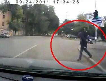 Demenţă Totală Uite Cum Se Aruncă Rusii In Faţa Masinilor Să Facă Rost De Bani Video Incredibil Stiri știri Externe Libertatea Libertatea