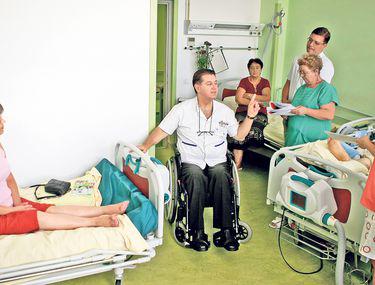 Eroii Anonimi Ai Romaniei Doctorul Care Ii Reinvață Să Meargă Din Scaunul Cu Rotile Stiri știri Romania Libertatea Libertatea