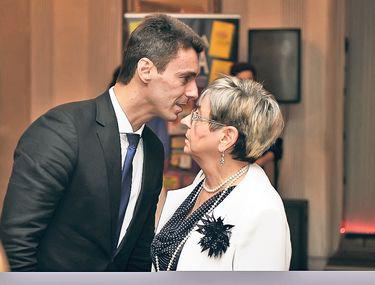 Mircea Badea Nu Se Lasă De Fusta Mamei Entertainment Monden Libertatea Libertatea