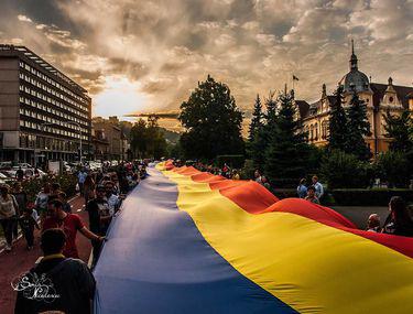 Damboviţa Va Fi Acoperită De Un Pod Tricolor Stiri știri Romania Libertatea Libertatea