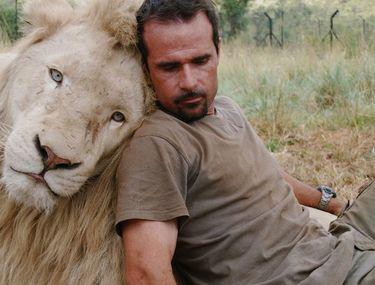 Joc De Fotbal Extrem Ai Curaj Să Driblezi O Familie De Lei Kevin Richardson O Face Sport Libertatea Libertatea