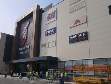 Panică Intr Un Mall Din Targu Jiu Un Bărbat A Tras Cu Pistolul In Incinta Centrului Comercial Stiri știri Romania Libertatea Libertatea