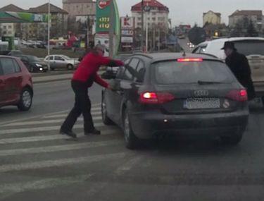 Altercaţie In Trafic La Sibiu I A Tăiat Calea Si A Sărit La Bătaie Video Stiri știri Romania Libertatea Libertatea