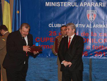 Se Plange Că Nu Are Bani Dar Adună Ca O Furnică De Peste Tot Klaus Iohannis