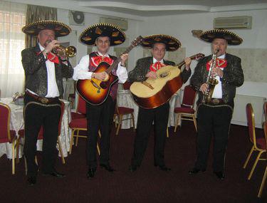 Fosti Cantăreţi Militari Au Devenit Pensionari Mariachi Libertatea