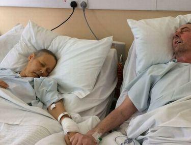 Fotografia Care A Sfașiat Inimi Părinți Bolnavi De Cancer Se țin De Mană Pe Patul De Spital Libertatea