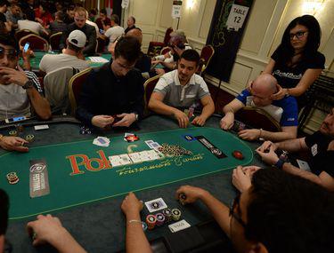 2 000 De Romani Trăiesc Din Poker Libertatea