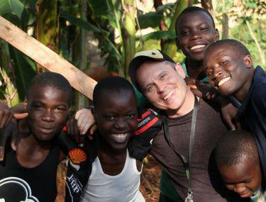 Povestea Fotografului Care A Adoptat 74 De Copii Orfani Din Kenya
