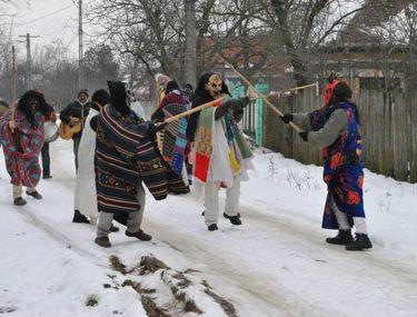 Oltenii Vrăjesc Focul In Ajunul Crăciunului Ca Să Aibă Un An Mai
