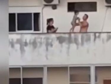 Un Tată și A Pus Copilul Mic Să Meargă Pe Balustrada Unui Balcon De La Etajul 7 Libertatea