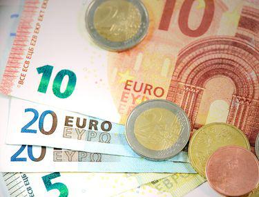 Curs Valutar Bnr 12 Aprilie 2019 Euro Este In Scădere Libertatea