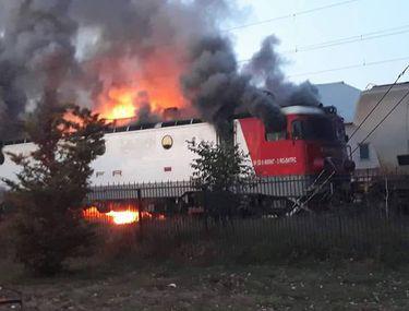 Locomotiva unui marfar a luat foc Ã®n ConstanÅ£a. Traficul feroviar È™i cel rutier a fost blocat