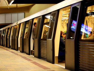 Tentativă De Suicid La Metrou Unirii Un Bărbat S A Intins Pe Liniile De Tren Libertatea
