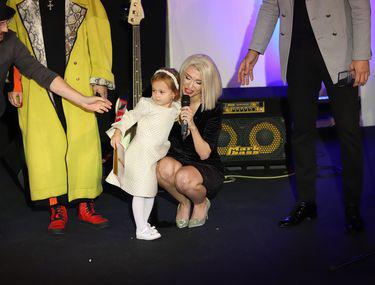 Ipostaze Adorabile Cu Andreea Bălan și Fiica Ei Ella Maya A Ridicat Premiul Pentru Emisiunea Te Cunosc De Undeva Libertatea