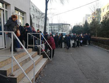 Cozi Uriașe La Taxe și Impozite In Sectorul 3 Zeci De Oameni Au Venit Să și Plătească Dările Libertatea