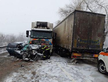 Accident Intre Două Tir Uri In Suceava șase Oameni Au Fost Răniți Printre Care și Doi Copii Stiri știri Romania Libertatea Libertatea
